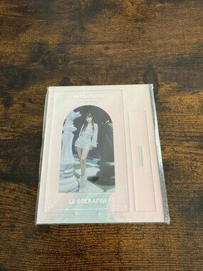 Share LE SSERAFIM Acrylic Stand “I’M FEARLESS” – Hong Eunchae Official K-Pop